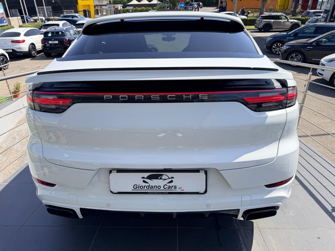 Porsche Cayenne Coupé 3.0 V6 E-Hybrid white edition