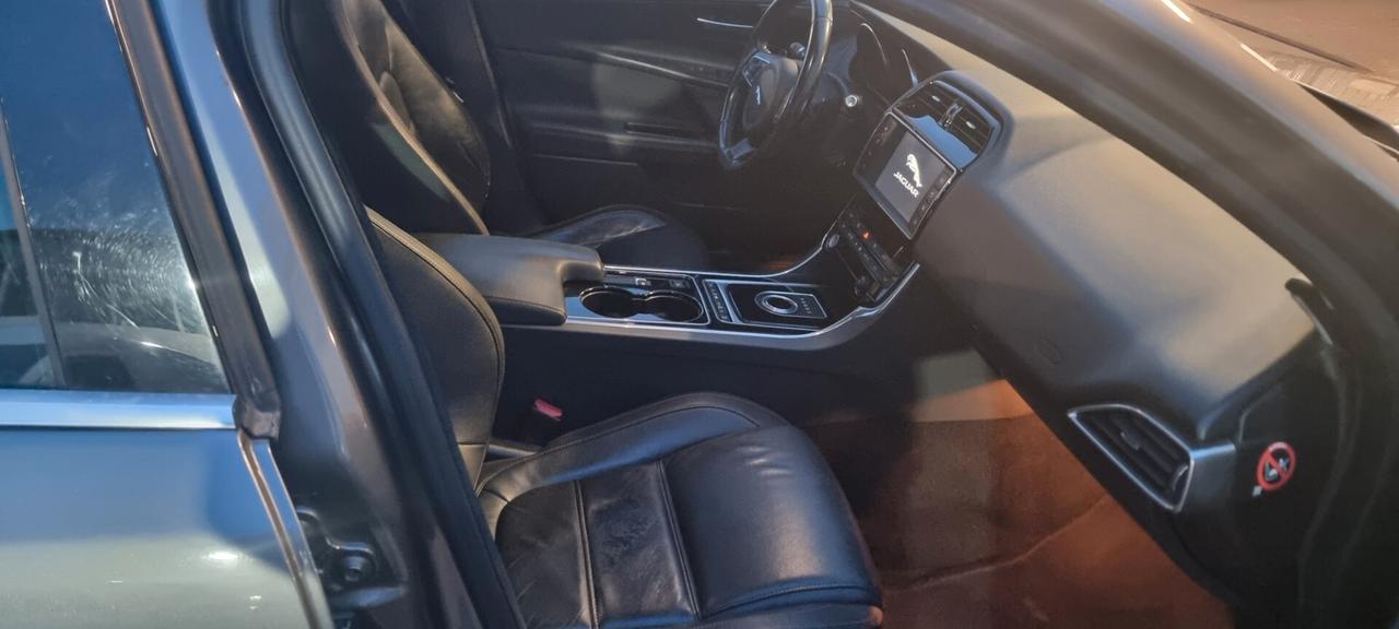 Jaguar XE 2.0 D Turbo aut. Pure PELLE NAVI