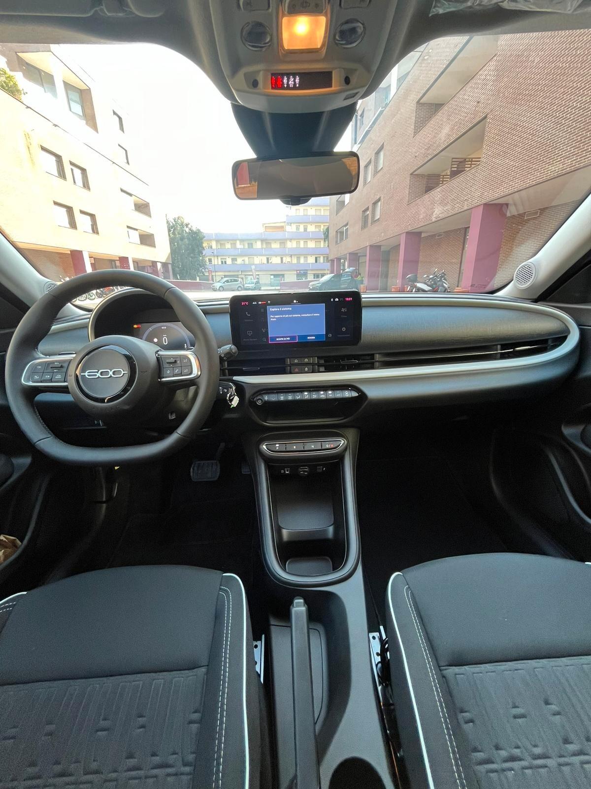 Fiat 600 Hybrid DCT MHEV La Prima TUA A NOLEGGIO GIORNALIERO - MENSILE - LUNGO TERMINE