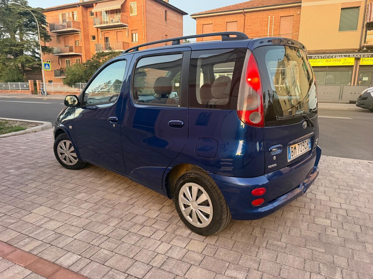 Toyota Yaris 1.3i 16V cat 5 porte Luna