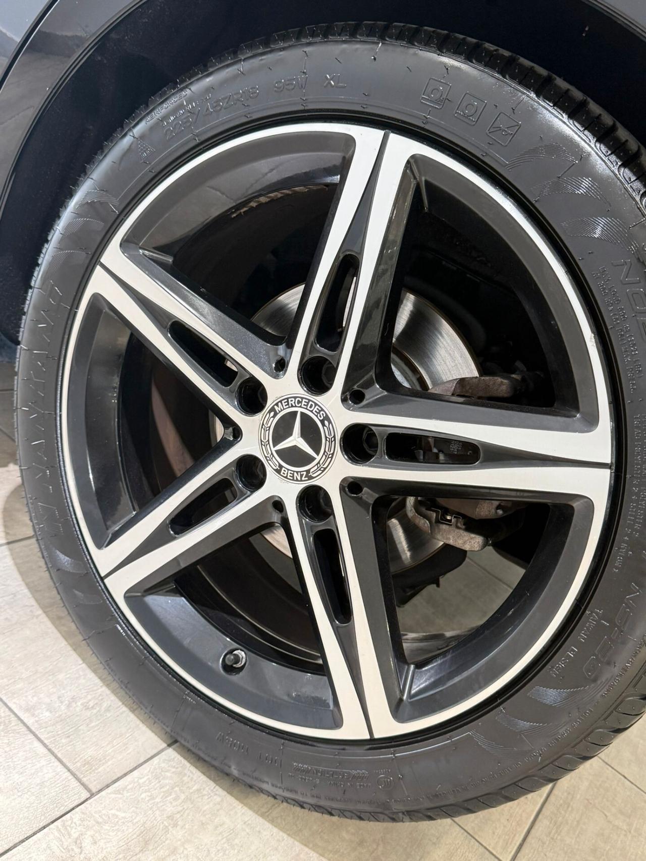 MERCEDES- BENZ A180d SPORT AUTOMATICA 2021 PACK LUCI