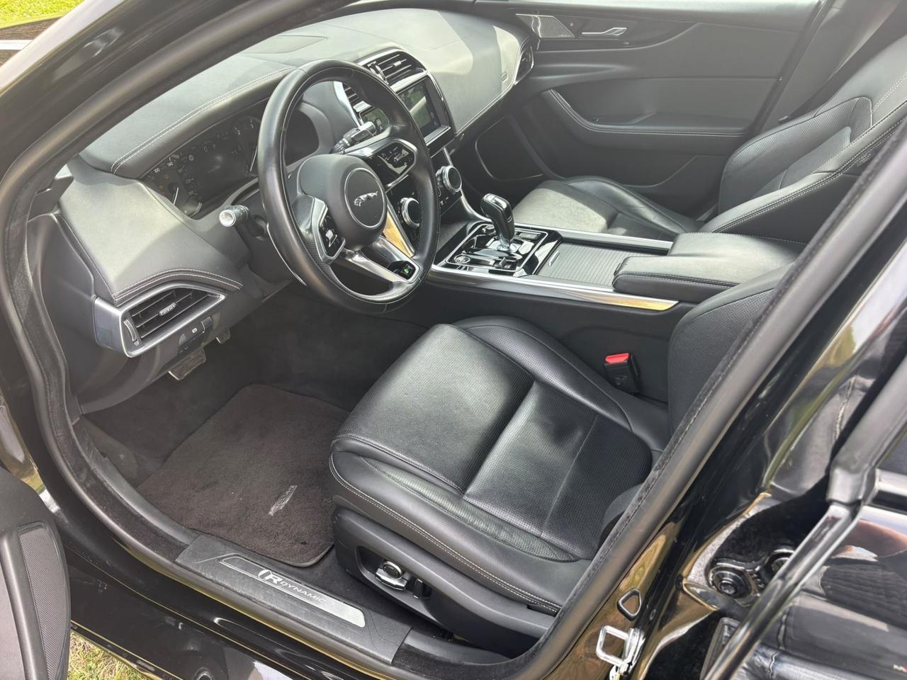 Jaguar XE 2.0 D 204 CV aut. R-Dynamic black edition