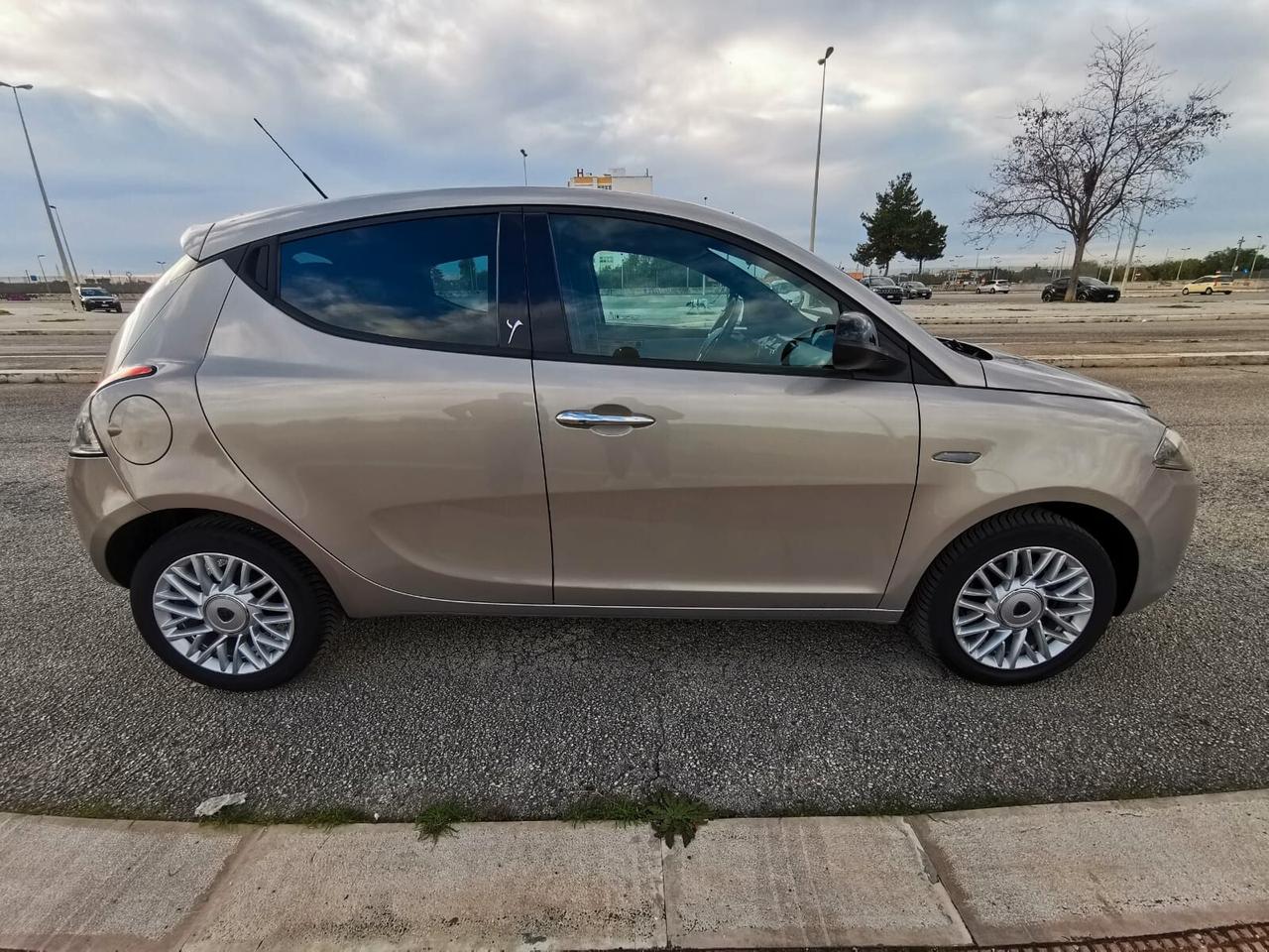 Lancia Ypsilon 1.3 MJT 16V 95 CV 5P. Gold 2015