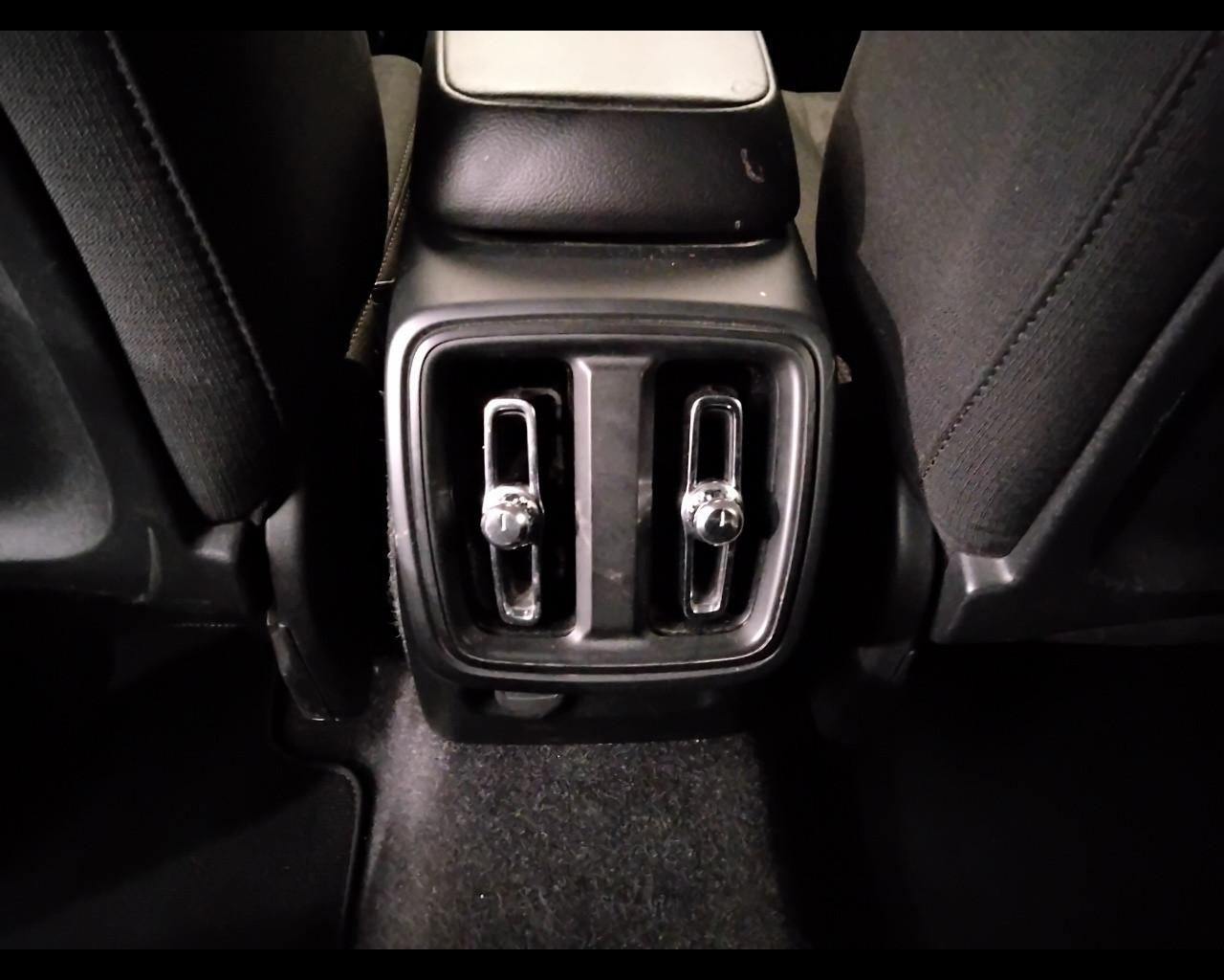 VOLVO XC40 - XC40 1.5 t3 Momentum Core 163cv my21