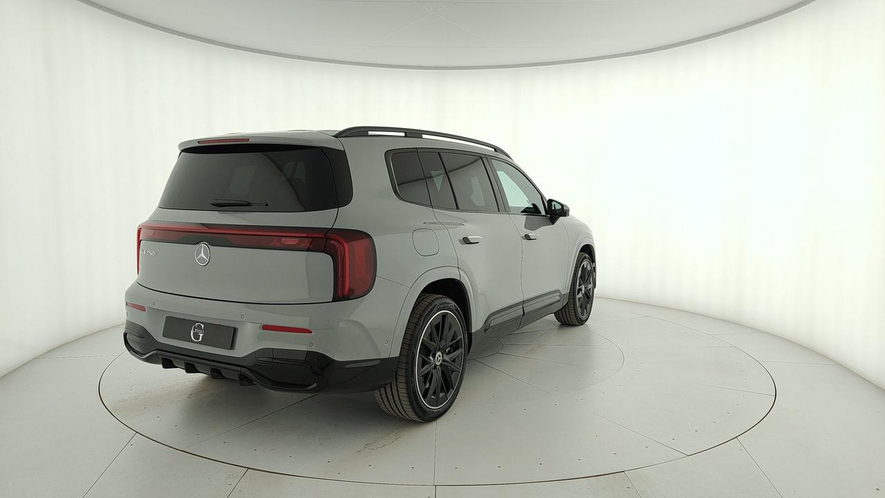 Mercedes-Benz GLB 250+ con tecnologia EQ