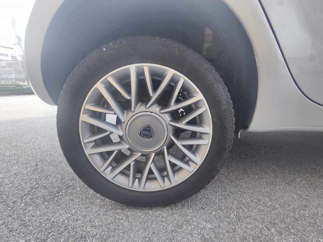 Lancia Ypsilon 0.9 TwinAir 85 CV 5 porte Metano Ecochic Silver