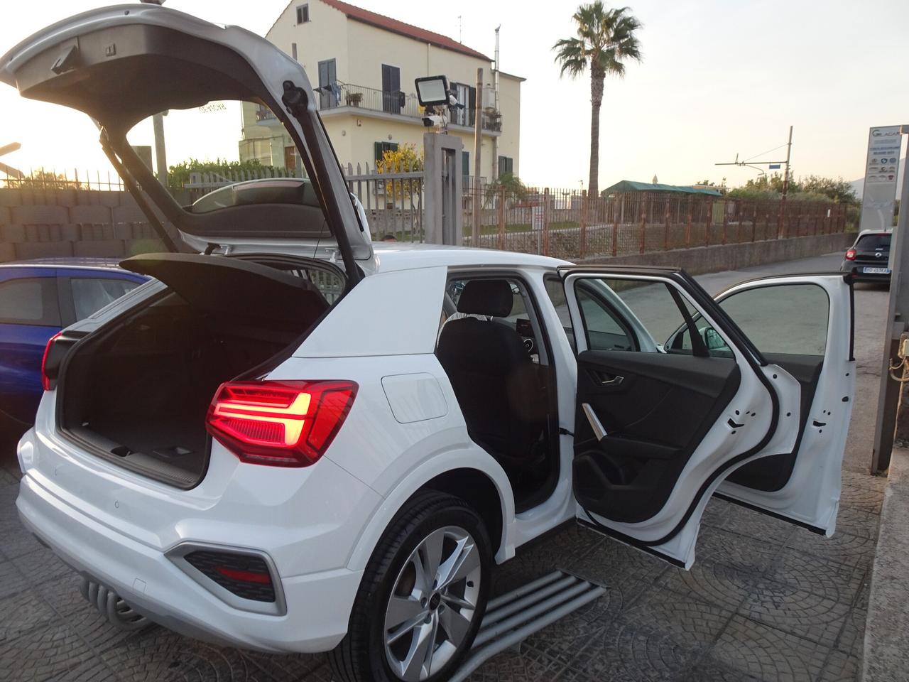 Audi Q2 35 TDI S tronic Identity Black
