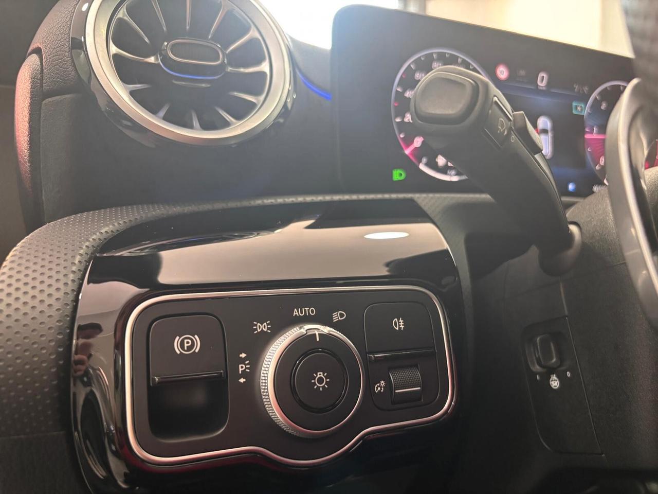 MERCEDES-BENZ A180D PREMIUM AMG TETTO-NAVI-LED
