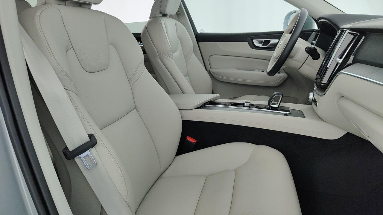 VOLVO XC60 2.0 b4 Momentum auto