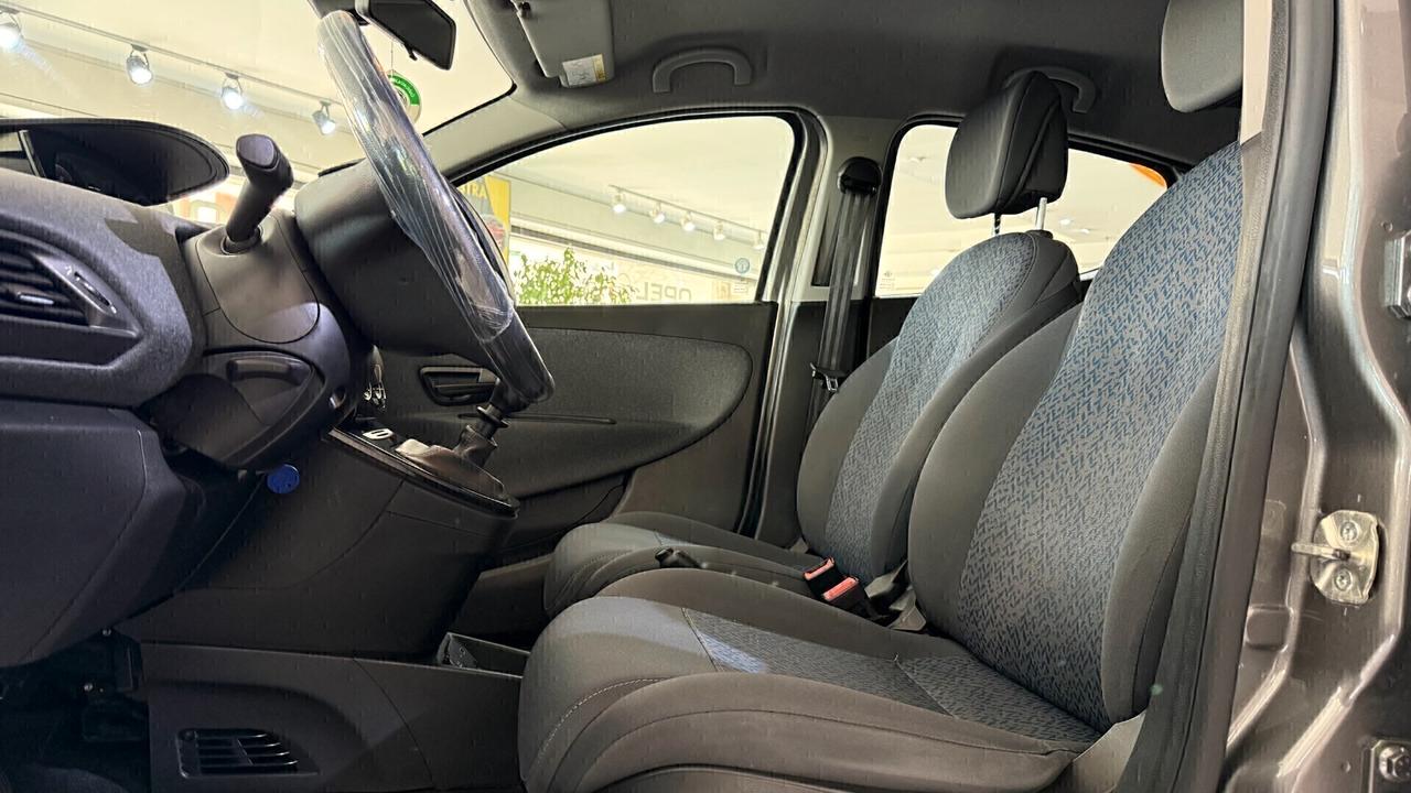 Lancia Ypsilon 1.0 FireFly 5 porte S&S Hybrid Silver