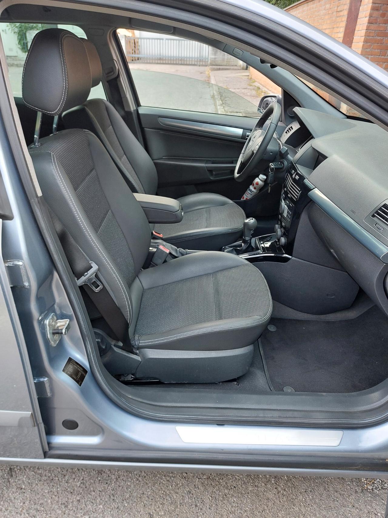 Opel Astra 1.6 benzina Cosmo neopatentati anno 2008