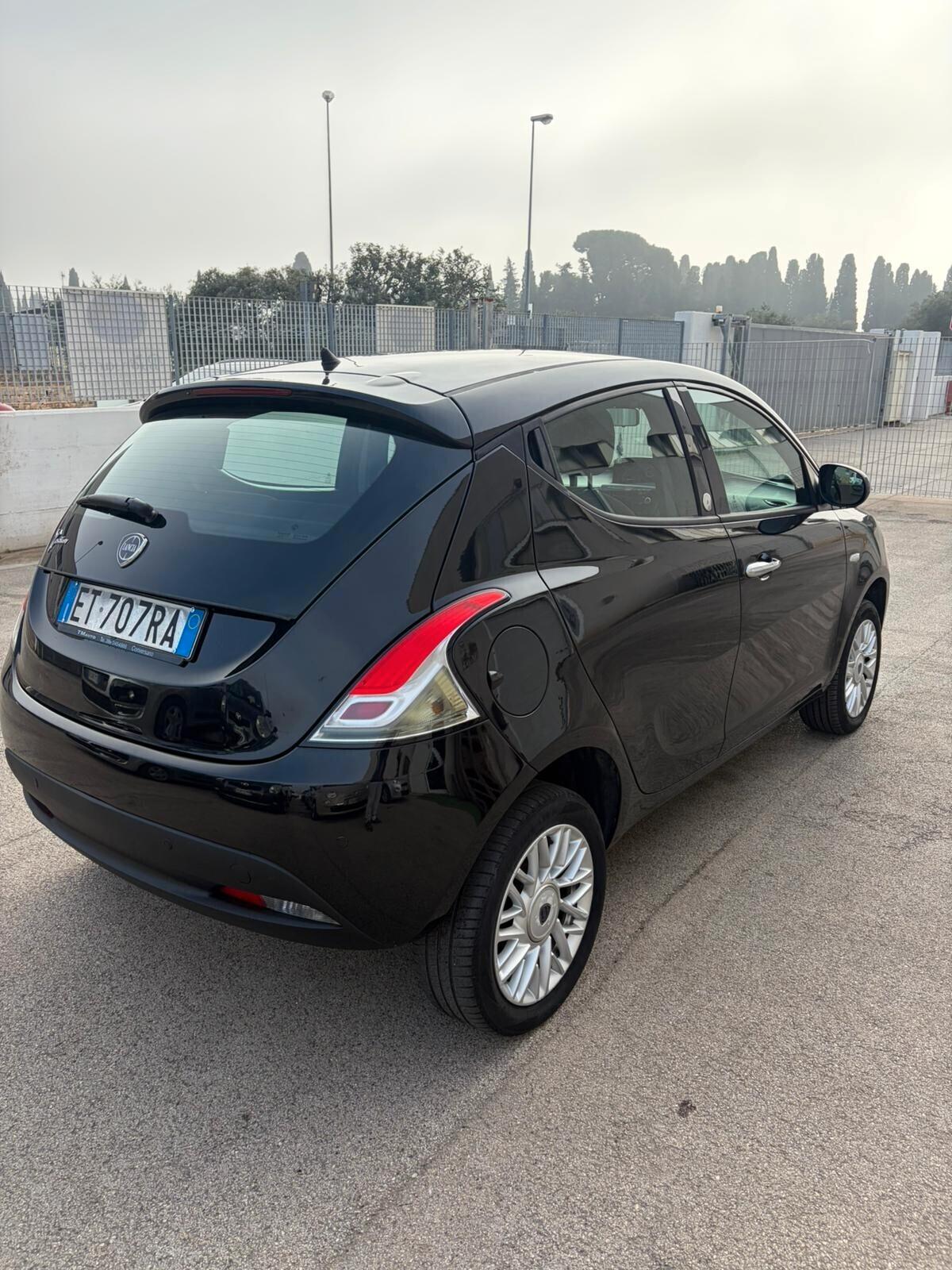 Lancia Ypsilon 0.9 TwinAir 85 CV 5 porte Metano Ecochic Silver