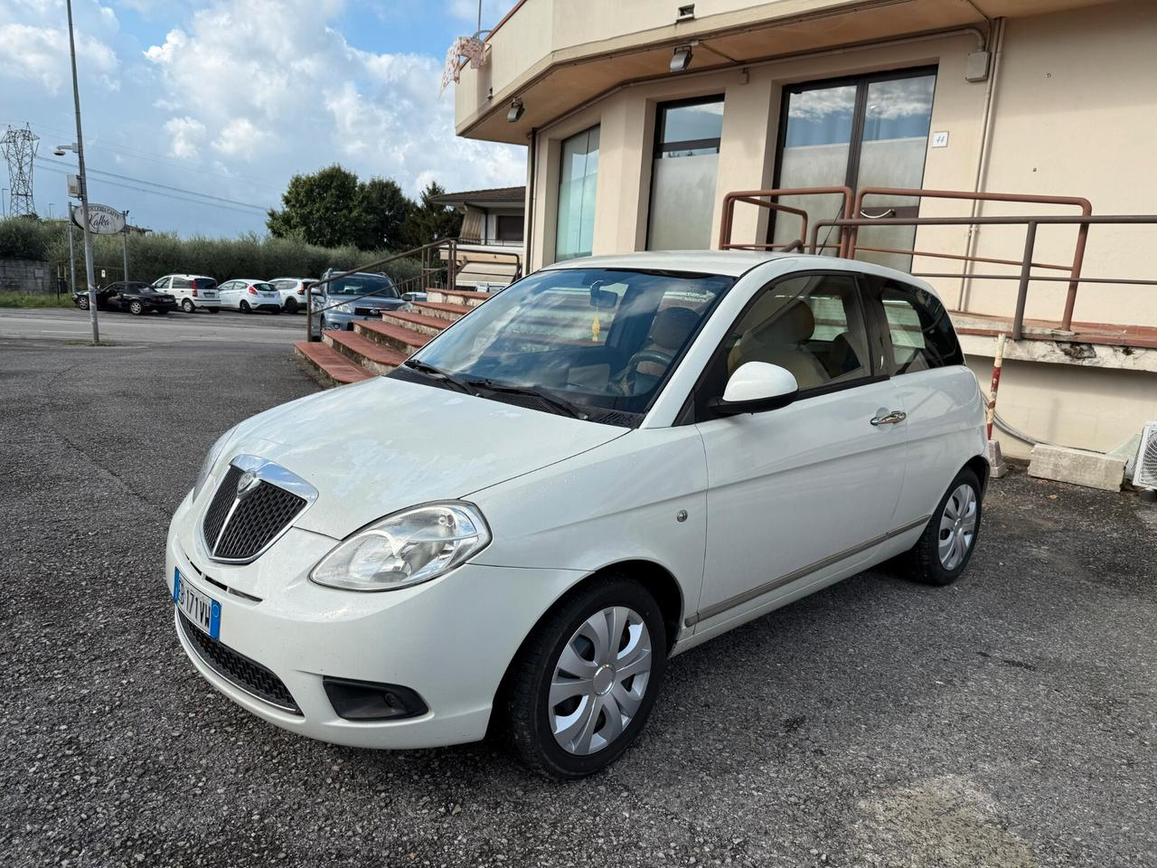 Lancia Ypsilon 1.3 MJT 75 CV Versus