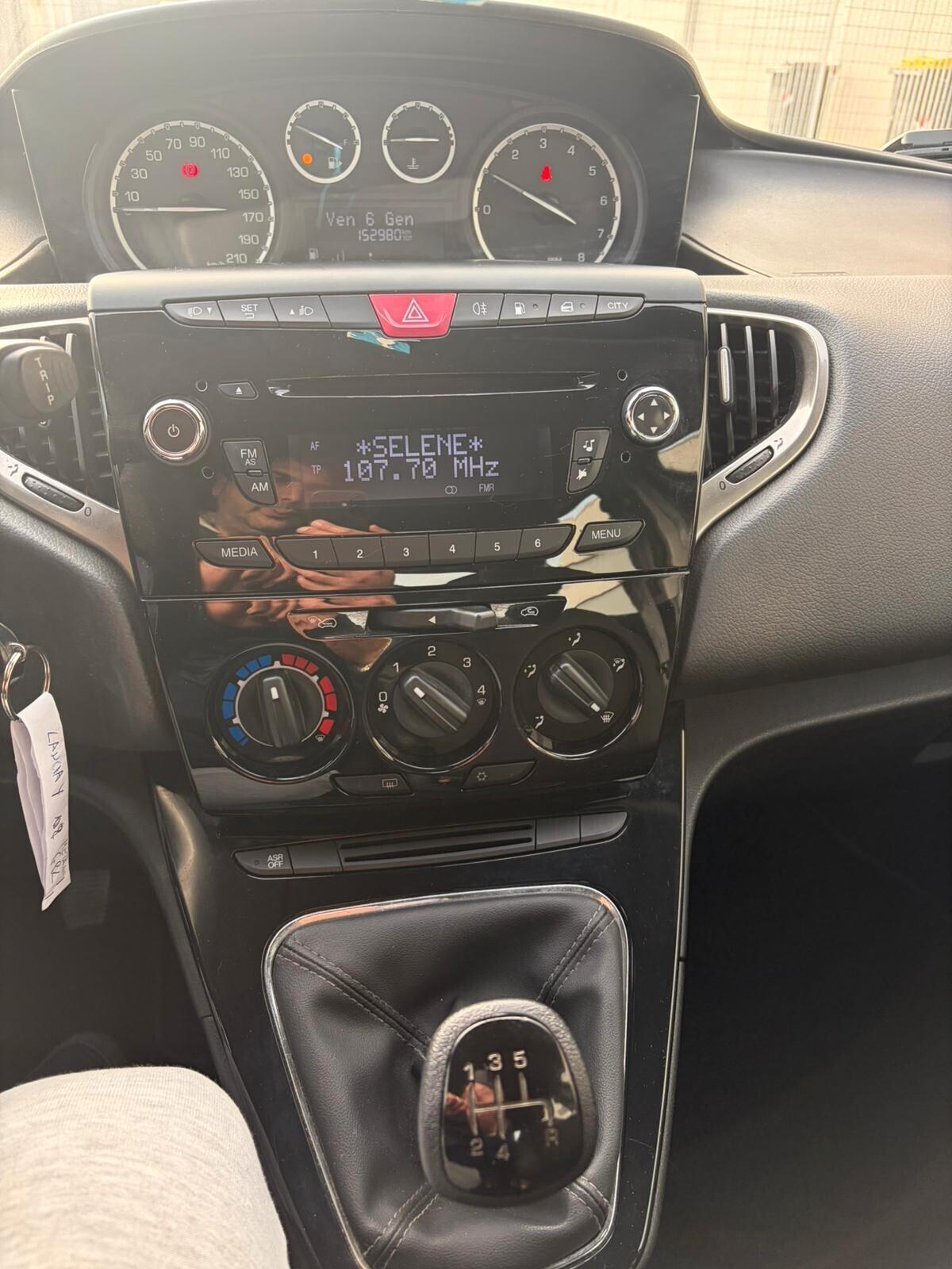 Lancia Ypsilon 0.9 TwinAir 85 CV 5 porte Metano Ecochic Silver