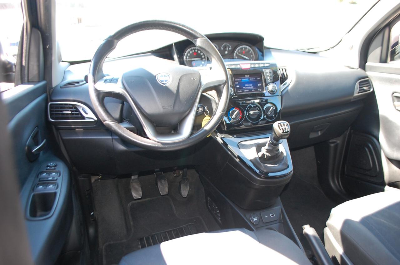 Lancia Ypsilon 1.0 firefly hybrid 70CV Gold S&S Uff Italy USB