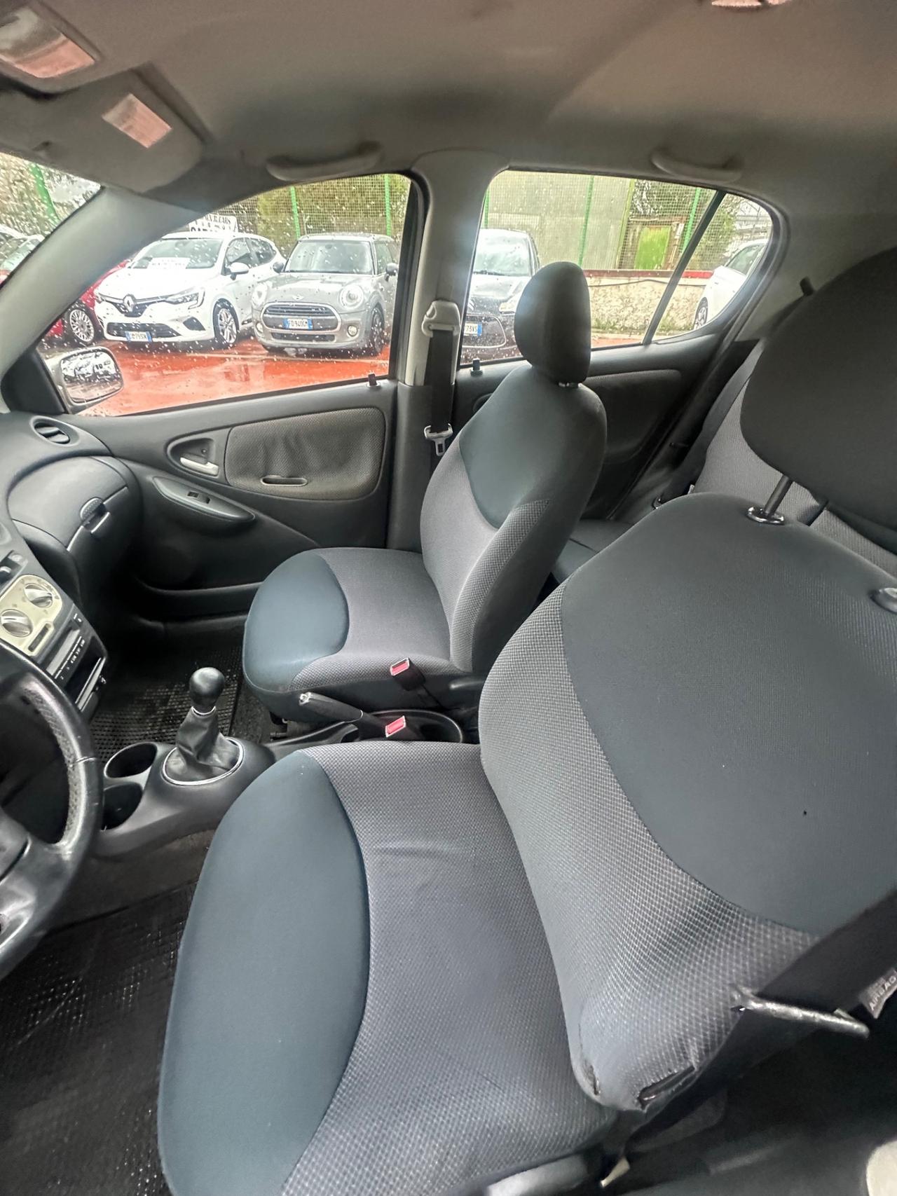 Toyota Yaris 1.0i 16V cat 5 porte Sol