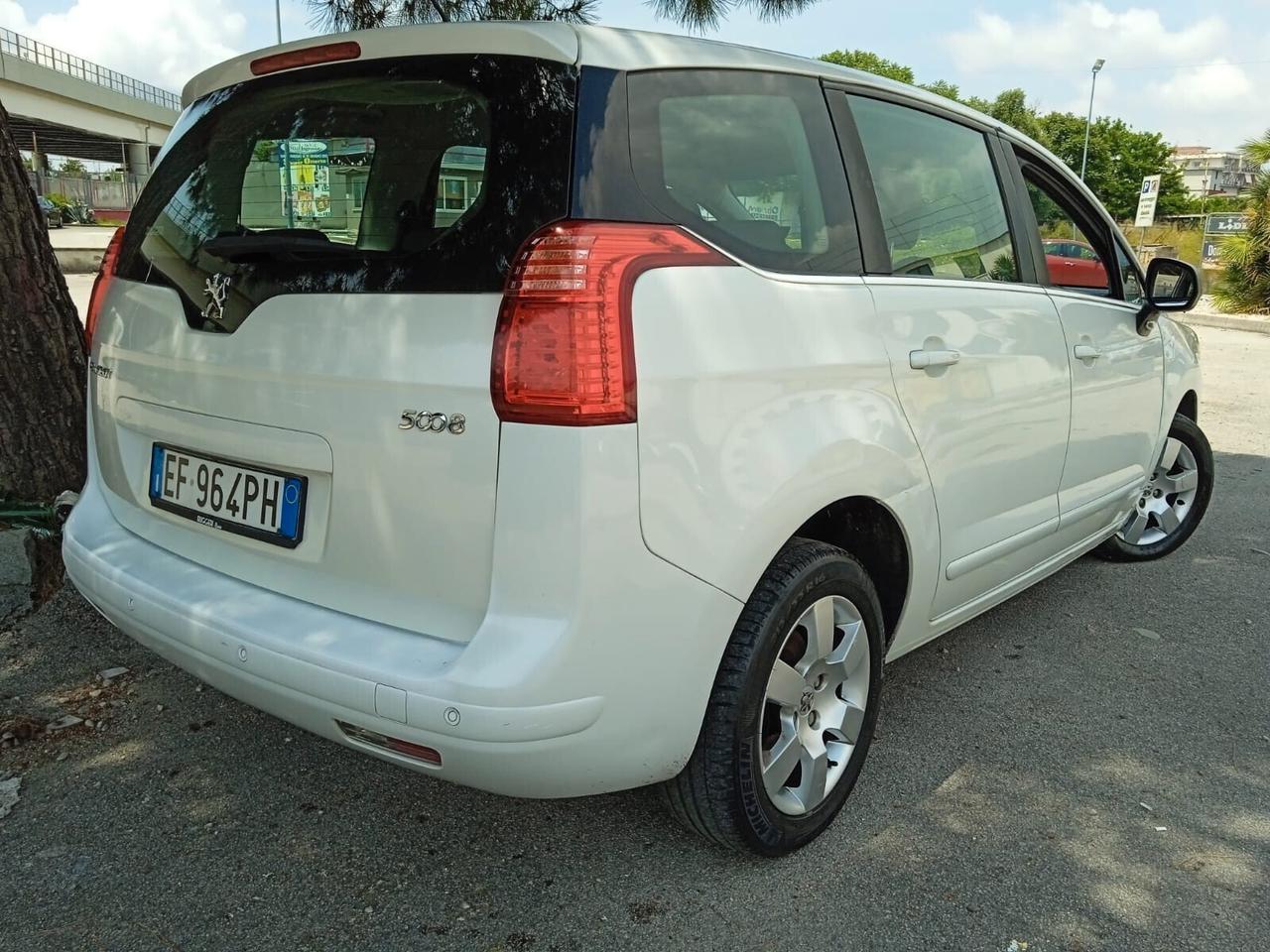 Peugeot 5008 1.6 HDi 112CV cambio robotizzato Tecno