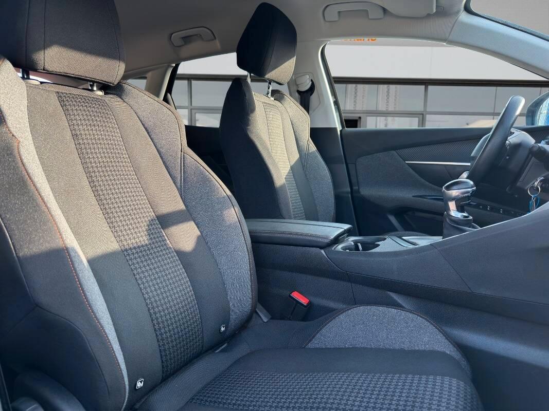 Peugeot 3008 1.5 bluehdi Active 130cv con Telecamera e CarPlay