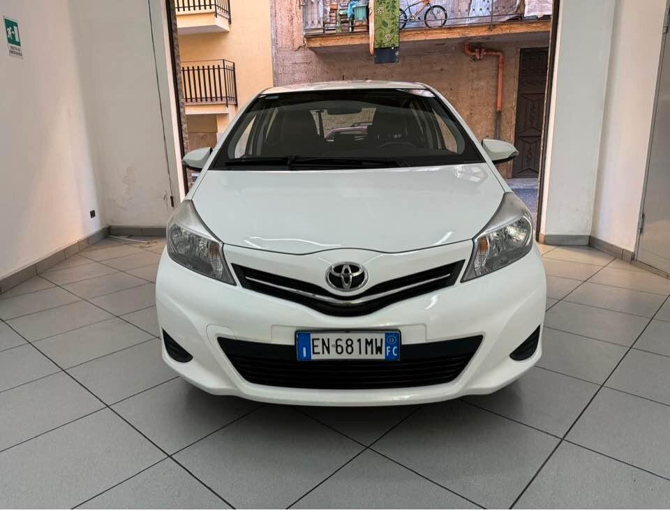 Toyota Yaris 1.0 5 porte anche per Neopatentati