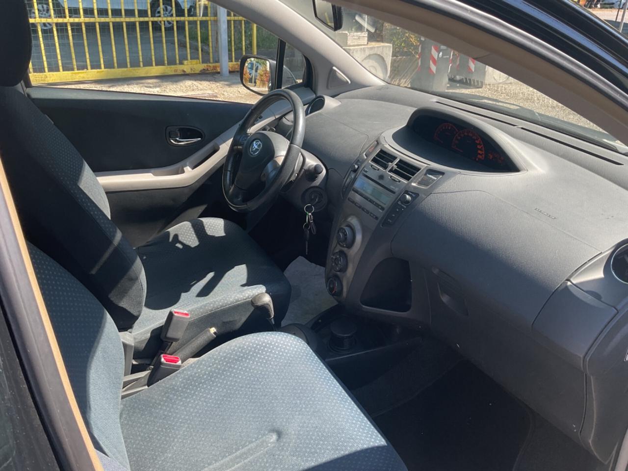 Toyota Yaris 1.3 5 port. OK NEOP. CAMBIO AUT.