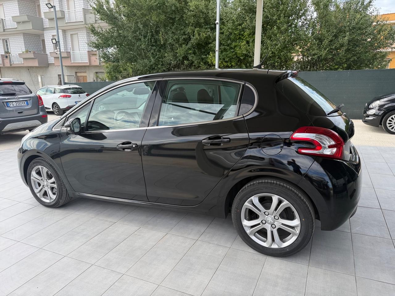 Peugeot 208 1.4 HDi 68 CV 5 porte Allure