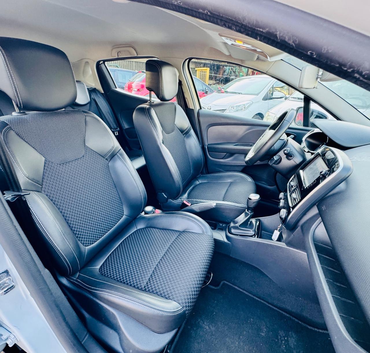 Renault Clio dCi 8V 75 CV 5 porte Moschino Intens N1 Autocarro