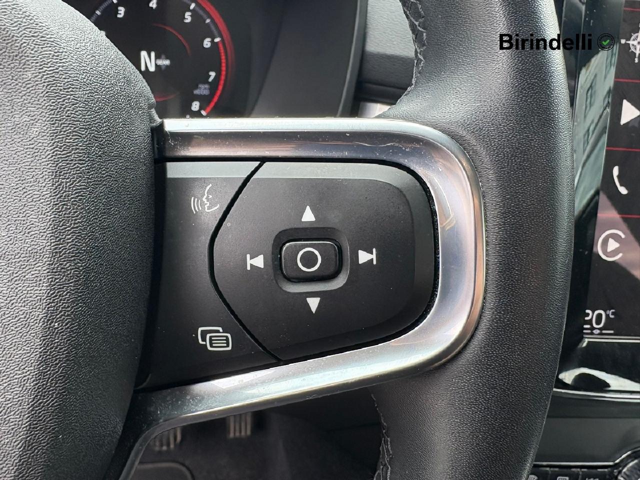 VOLVO XC40 (2017-->) - XC40 T2 Momentum Core