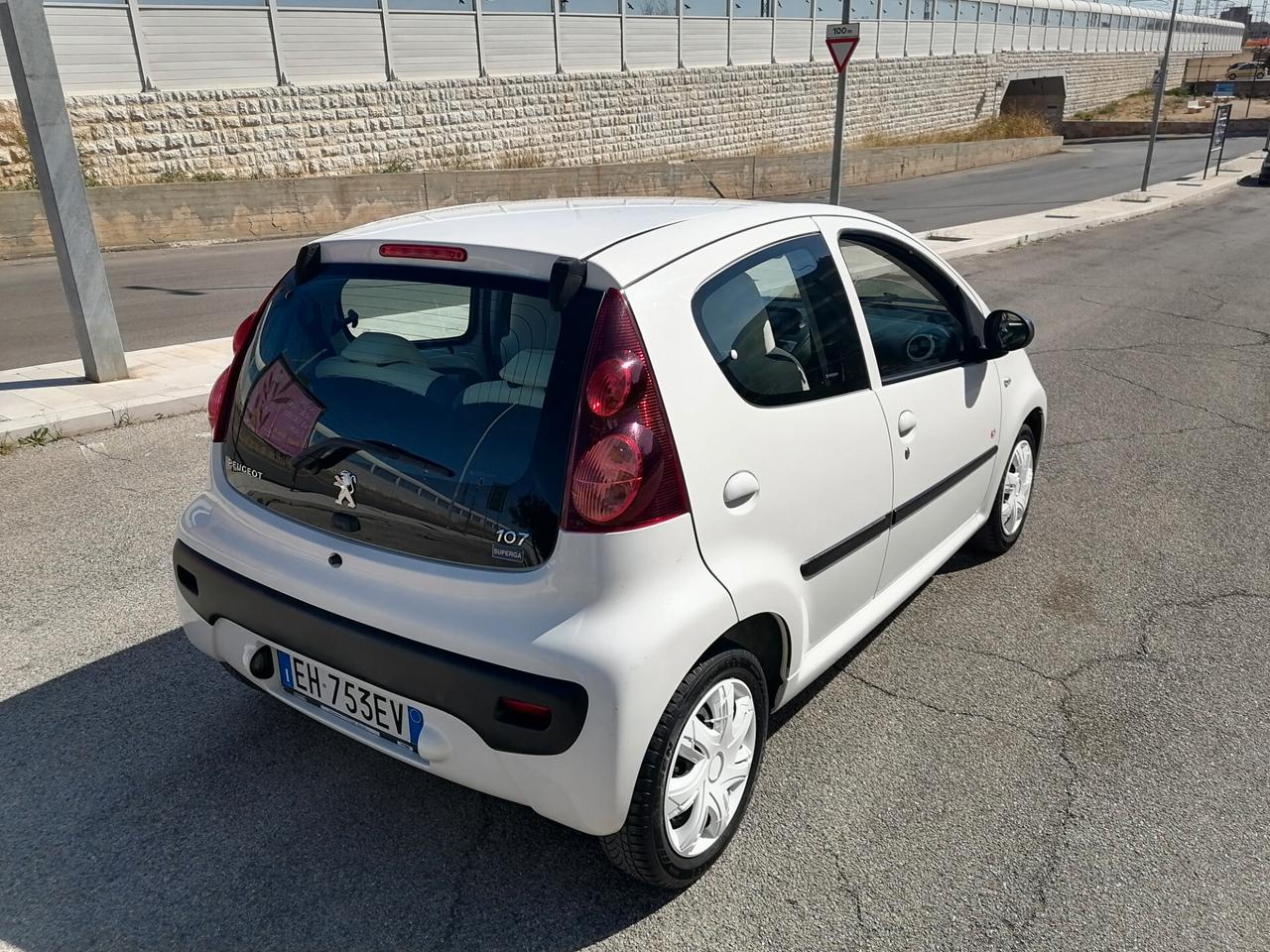 Peugeot 107 1.0 68CV 5p. Superga *SOLO 80.000 KM* 2012