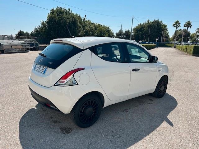 Lancia Ypsilon 1.0 FireFly 5 porte S&S Hybrid Ecochic Silver