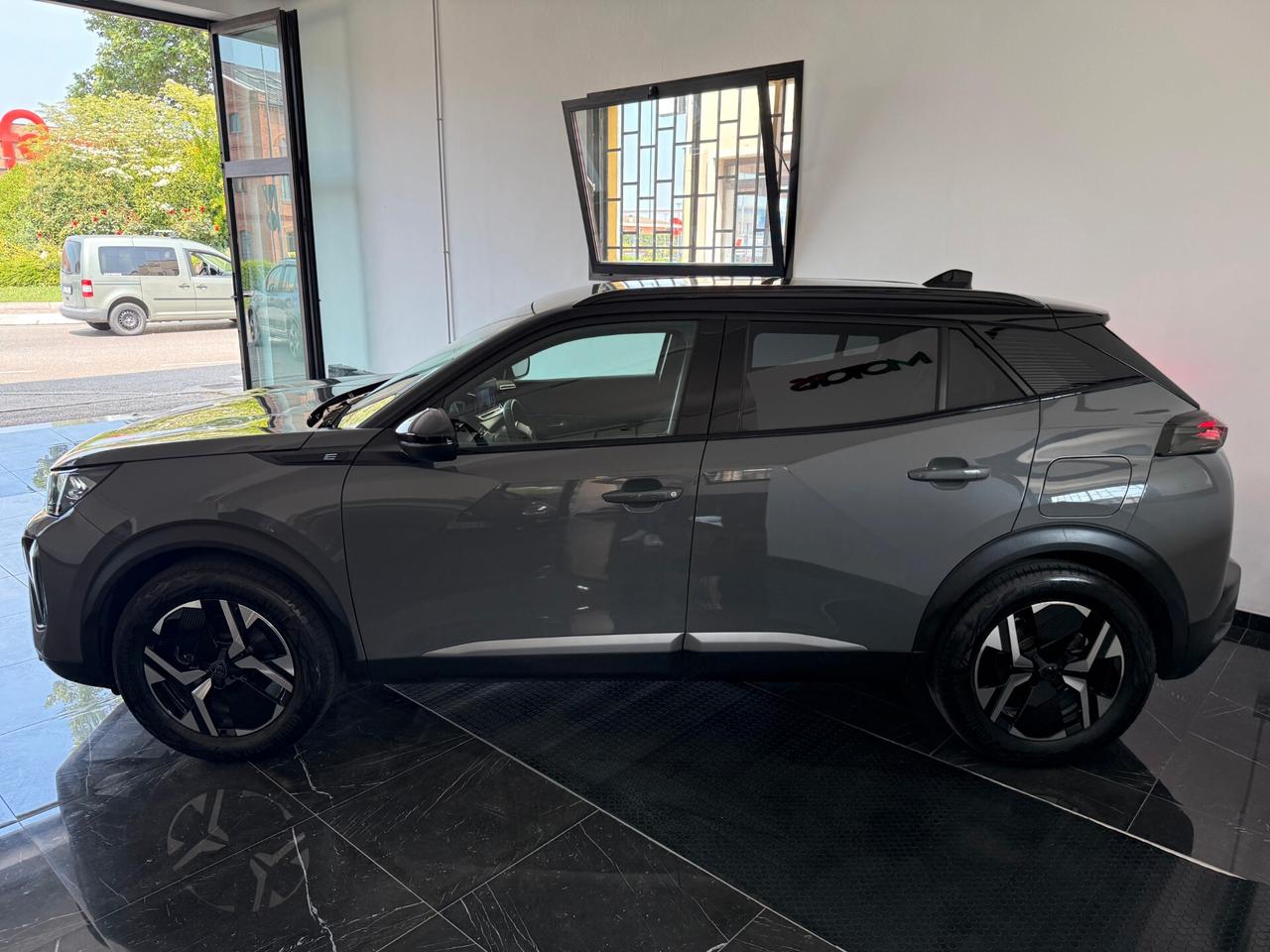 Peugeot 2008 motore elettrico 156 CV GT