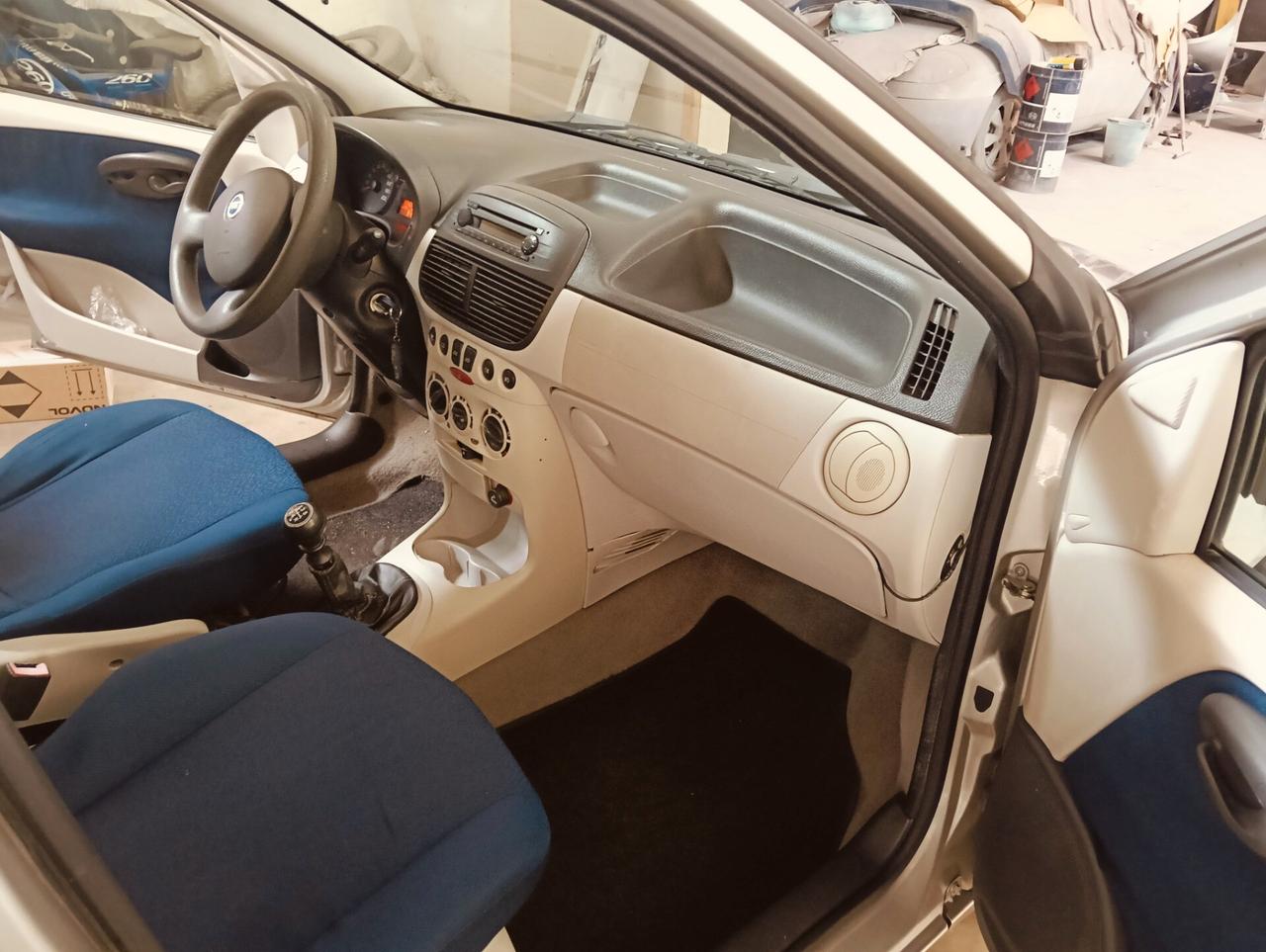 Fiat Punto 1.2i cat 5 porte ELX km.114000 Uniprop Vetrina
