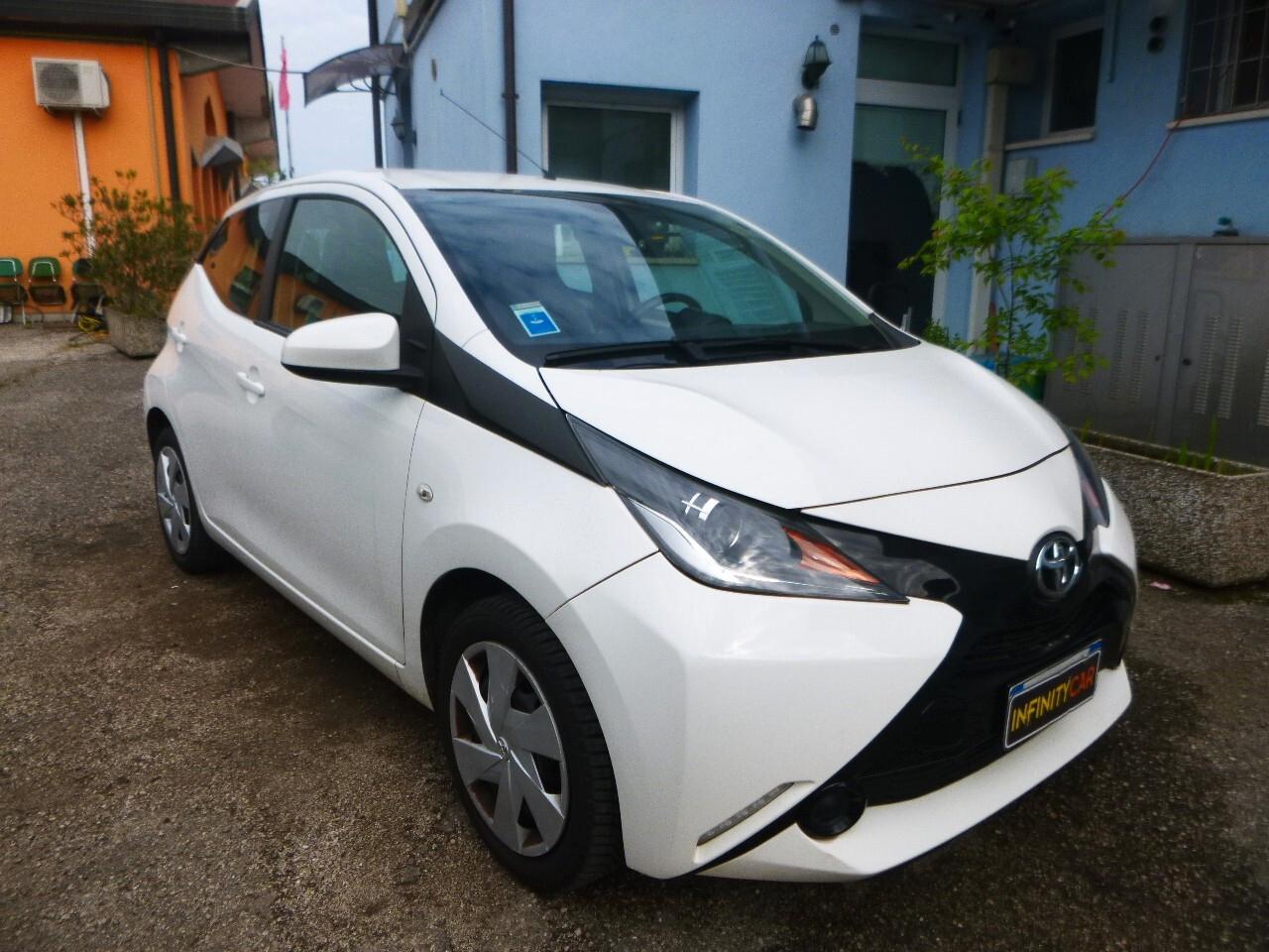 Toyota Aygo 1.0 VVT-i 69 CV 5 porte x-play MMT NEOPATENTATI