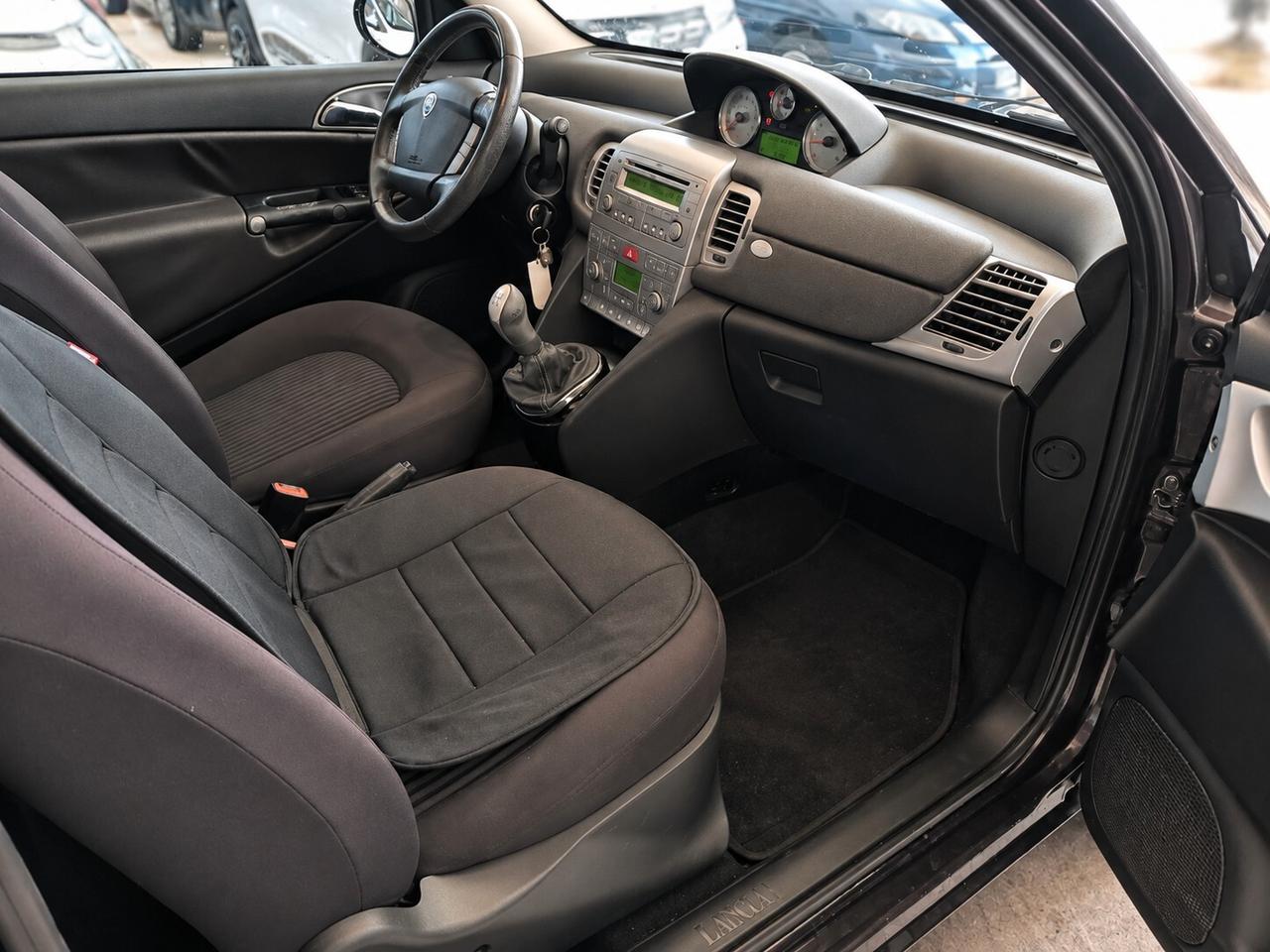 Lancia Ypsilon 1.3 MJT 75 CV Versus