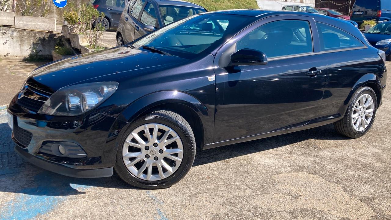 Opel Astra GTC 1.7 CDTI 110CV 3 porte Cosmo