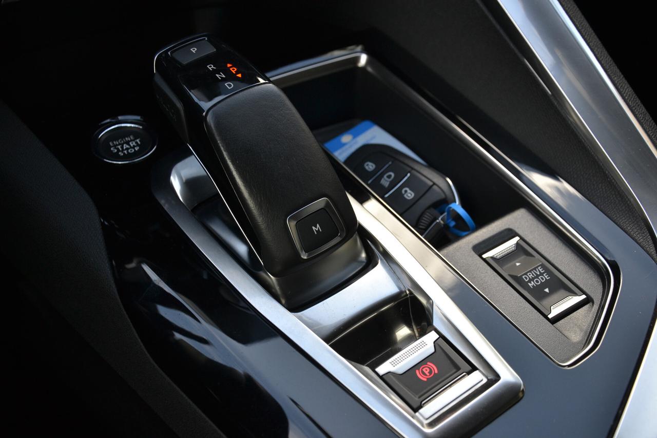 Peugeot 5008 1.5 HDi 130CV 7POSTI AUT.+NAV+LED+RCAM+PELLE+PDC