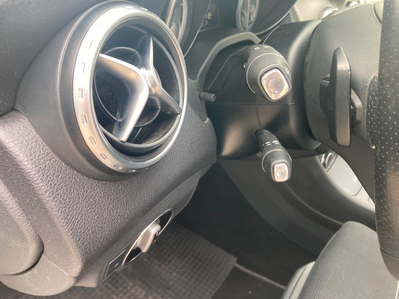 Mercedes-Benz GLA 200 Sport Automatica Panorama Cerchi X 18