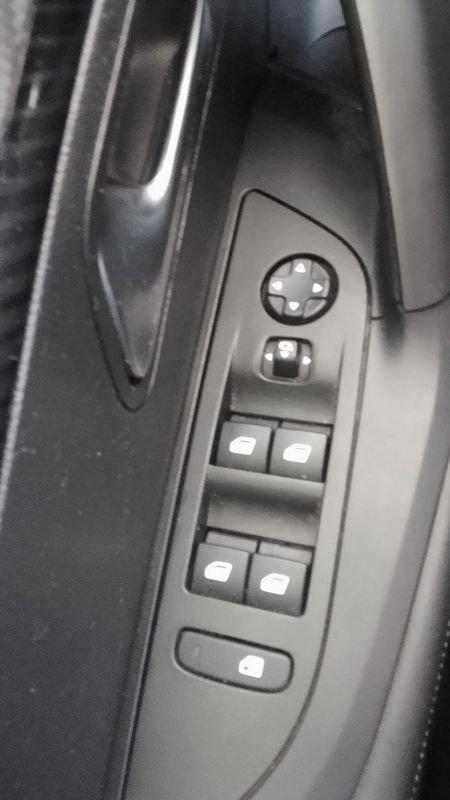 Peugeot e-2008 e 100kW Allure Pack