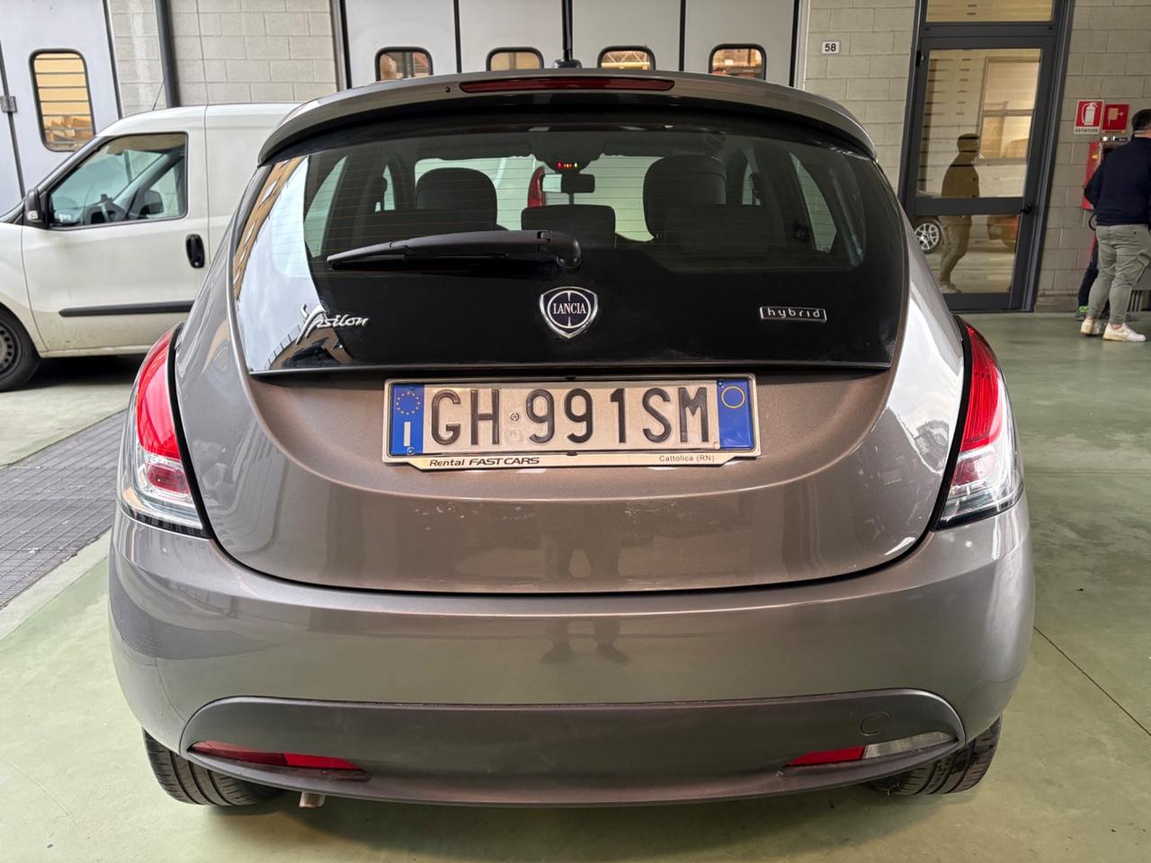 Lancia Ypsilon 1.0 FireFly 5 porte S&S Hybrid Ecochic Silver posti