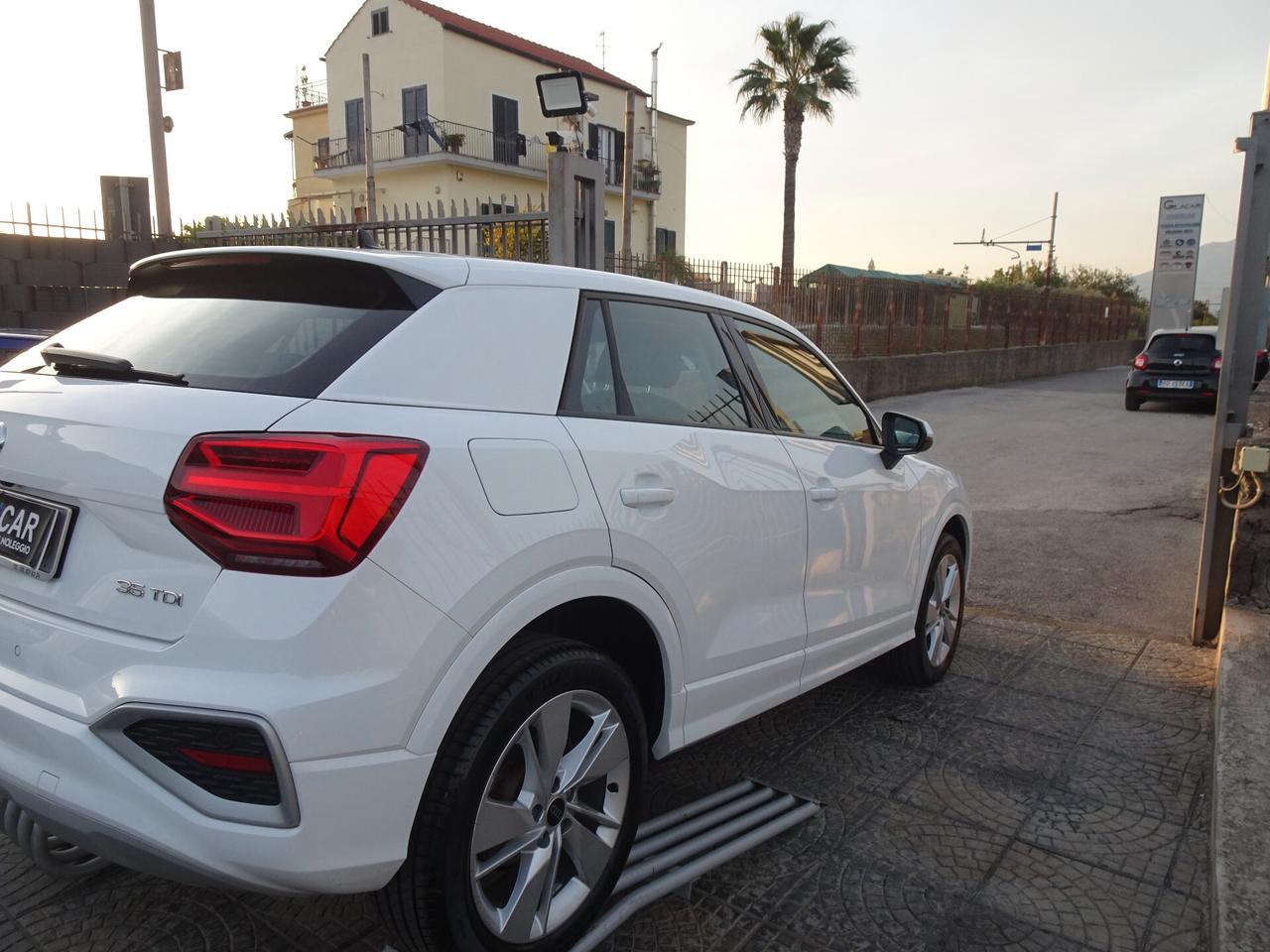 Audi Q2 35 TDI S tronic Identity Black