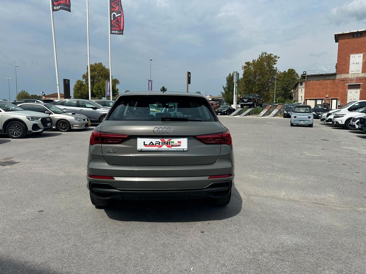 Audi Q3 45 TFSI e S tronic Identity Black