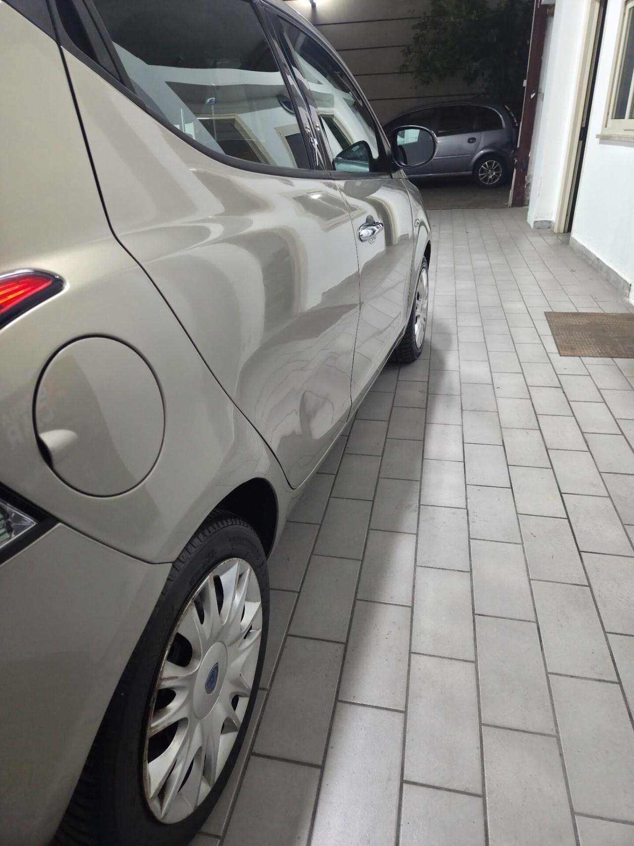 Lancia Ypsilon 0.9 TwinAir 85 CV 5 porte S&S Silver