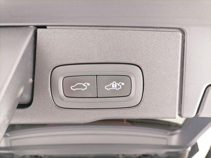 Volvo XC60 2.0 b4 R-design awd auto