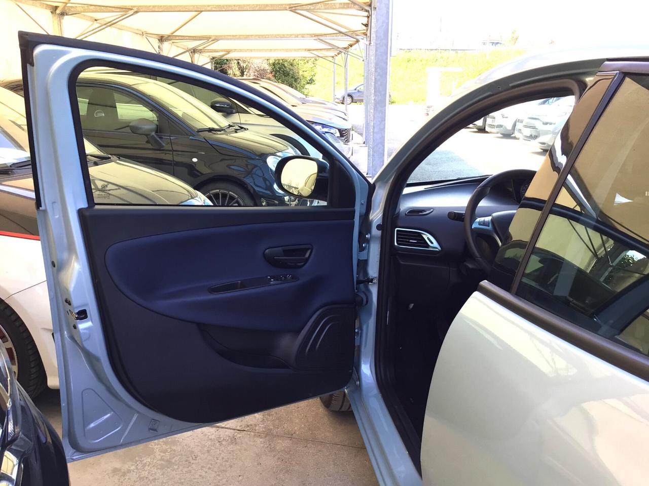 Lancia Ypsilon 1.0 FireFly 5p Hybrid Platino
