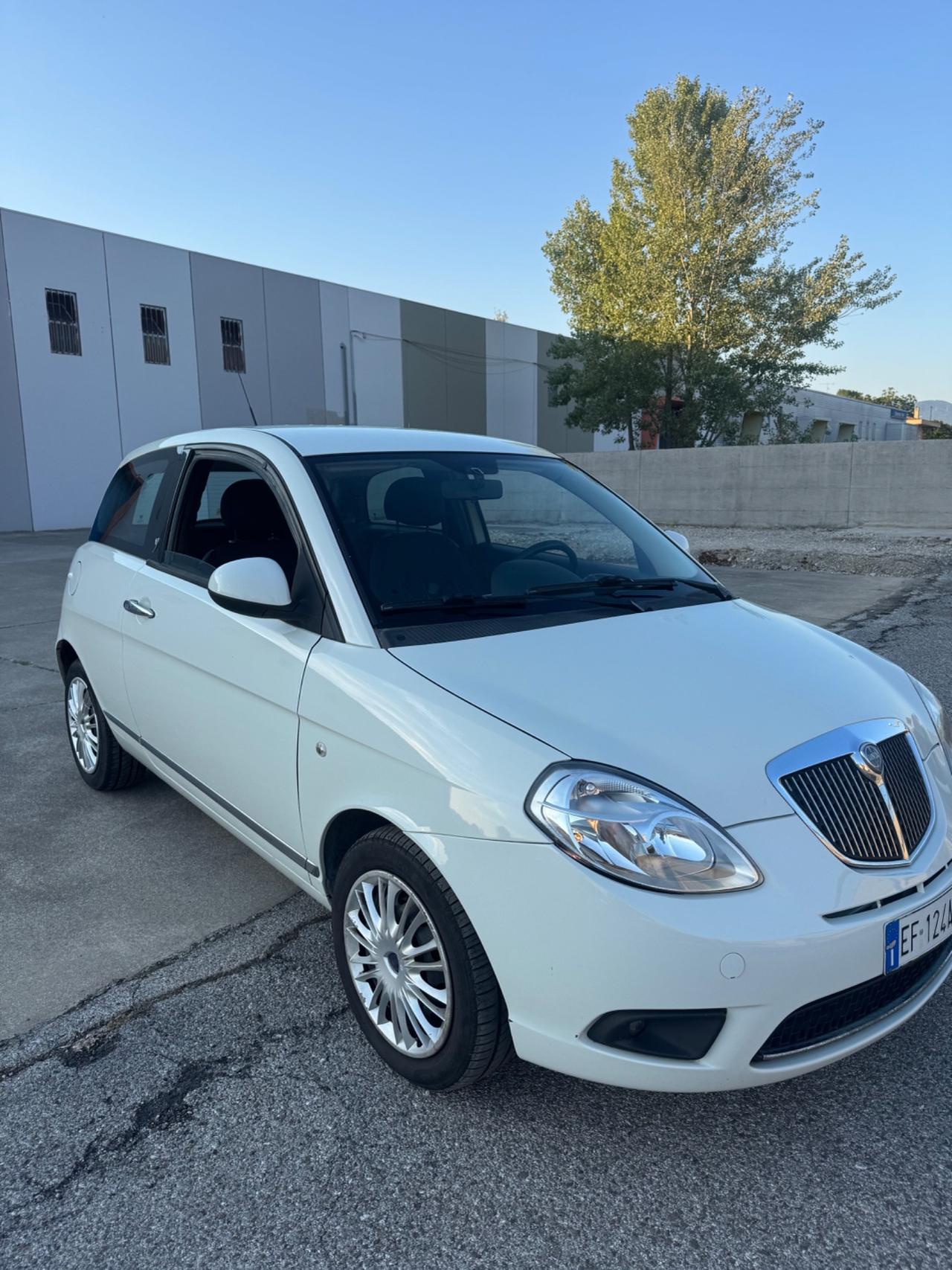 Lancia Ypsilon 1.3 MJT 75 CV Platino