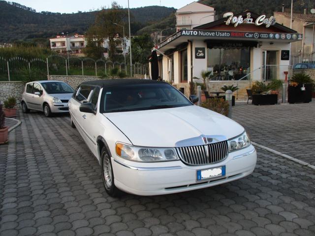 LINCOLN Town Car Limousine