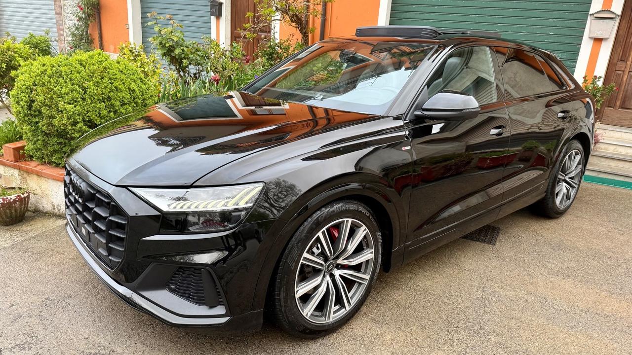 Audi Q8 50 TDI 286 CV quattro Tetto Matrix interno RS