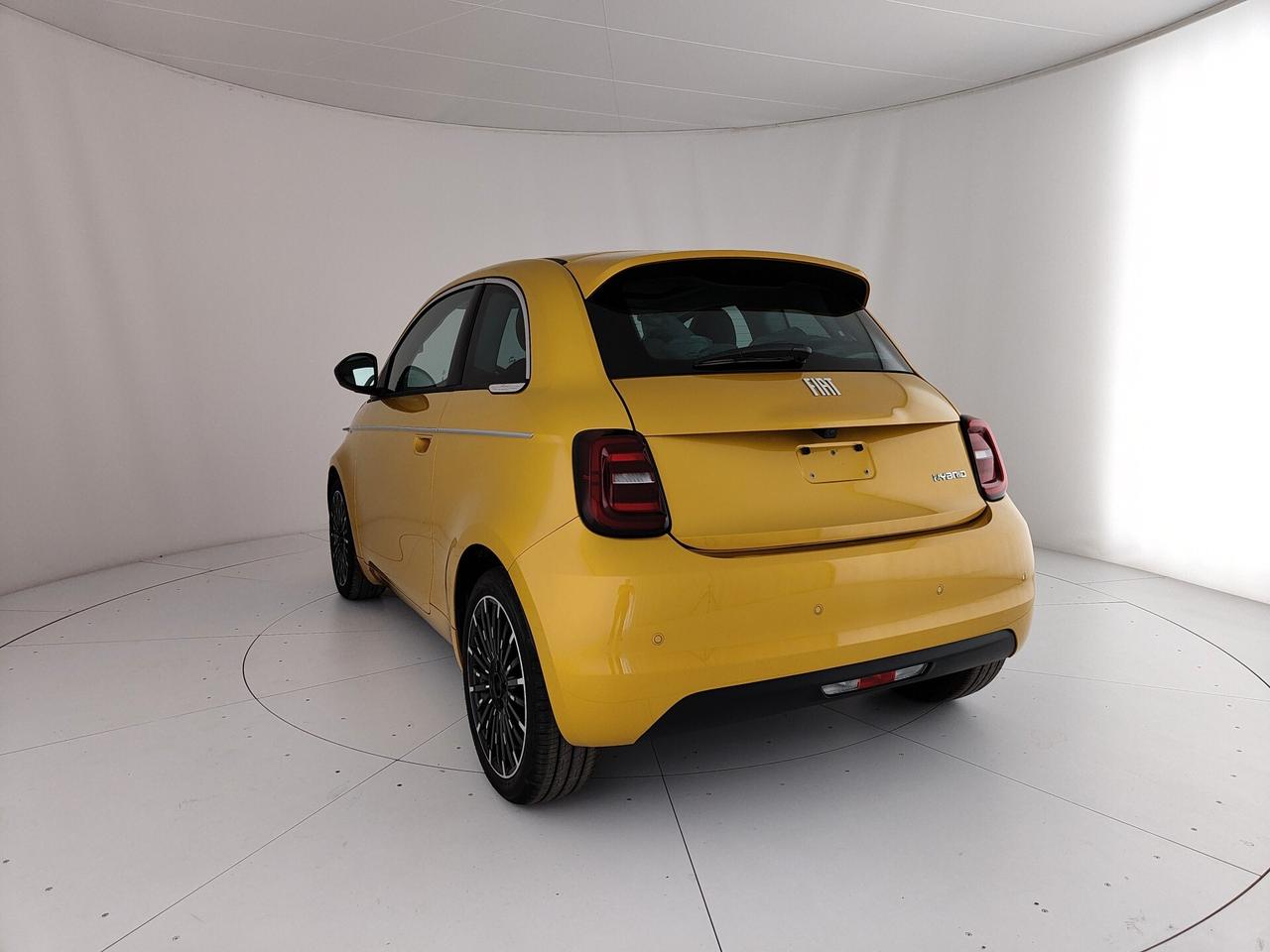 Fiat 500 Berlina Hybrid La Prima