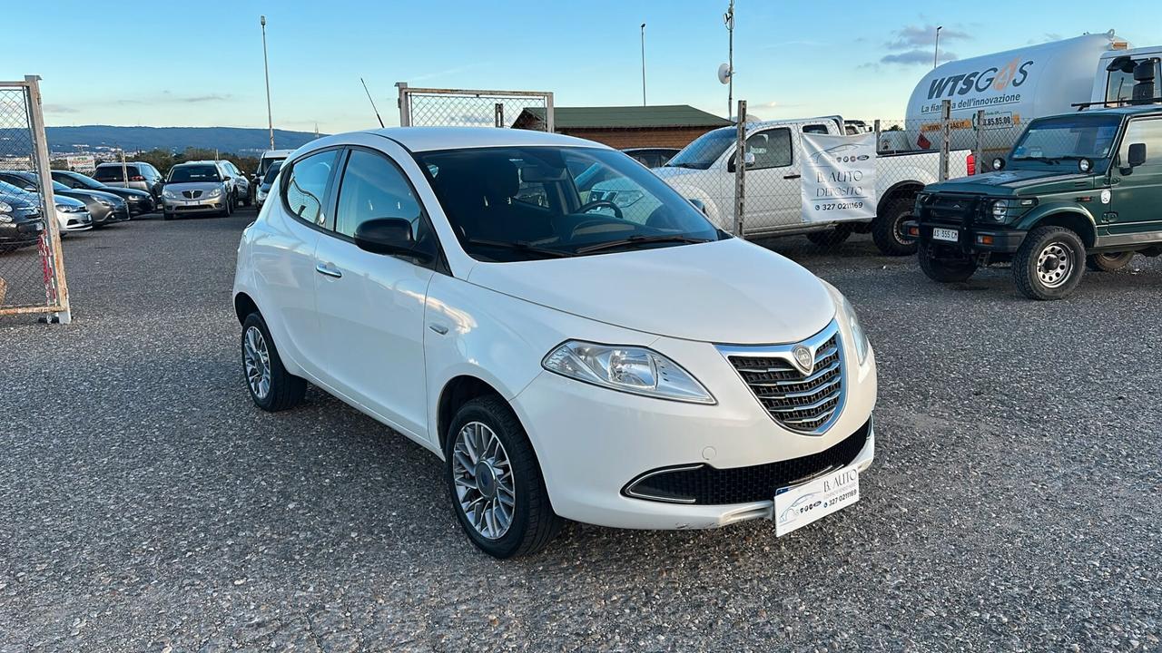 Lancia Ypsilon 0.9 TwinAir 85 CV 5 porte Metano Ecochic Silver