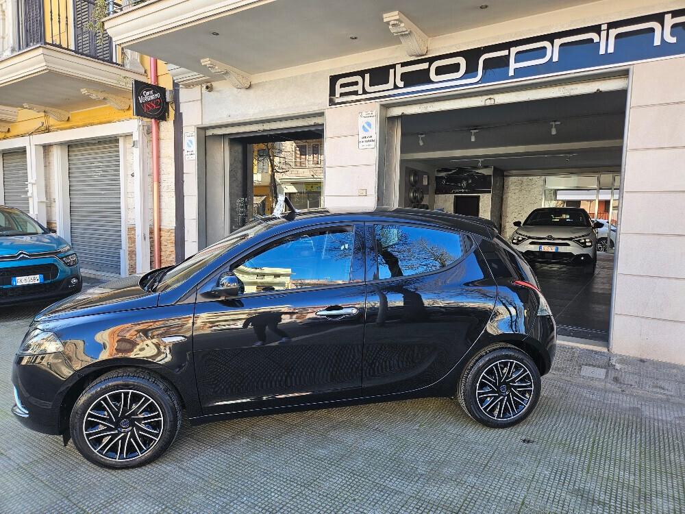 Lancia Ypsilon 1.0 FireFly 5 porte S&S Hybrid Silver