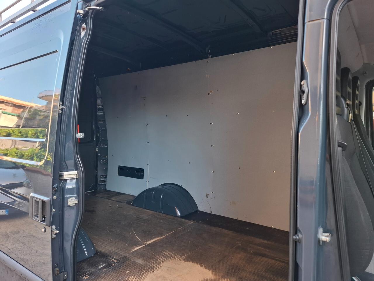 Iveco Daily 3.0-MATIC-CABINATO BOX